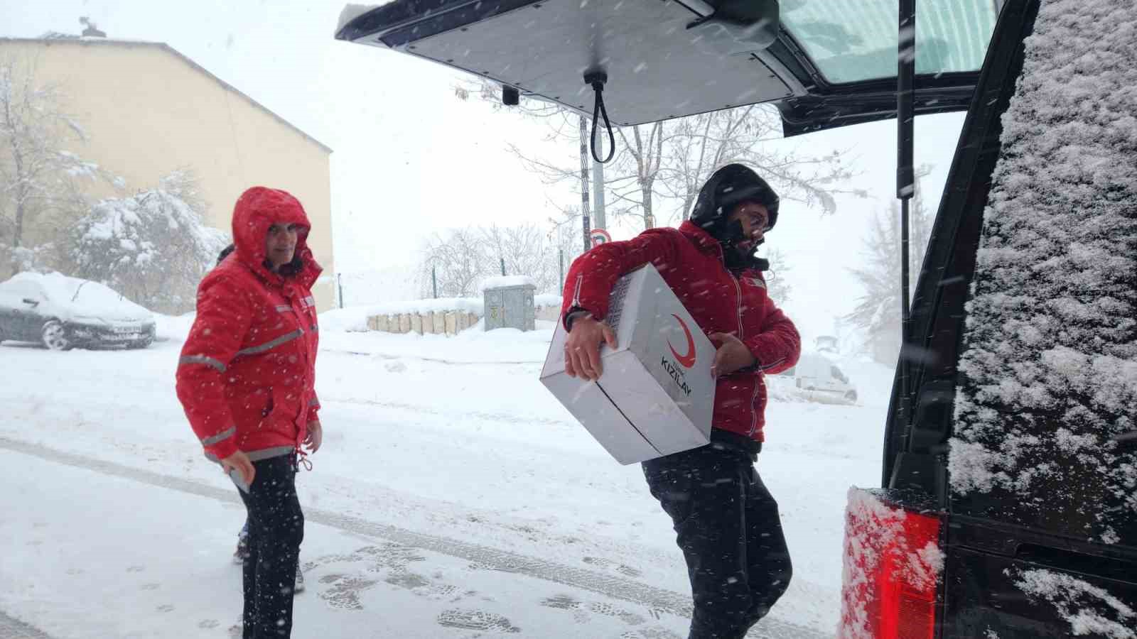 Yolda kalan Kızılay ekibi hasta yatağını kepçeyle ulaştırdı
