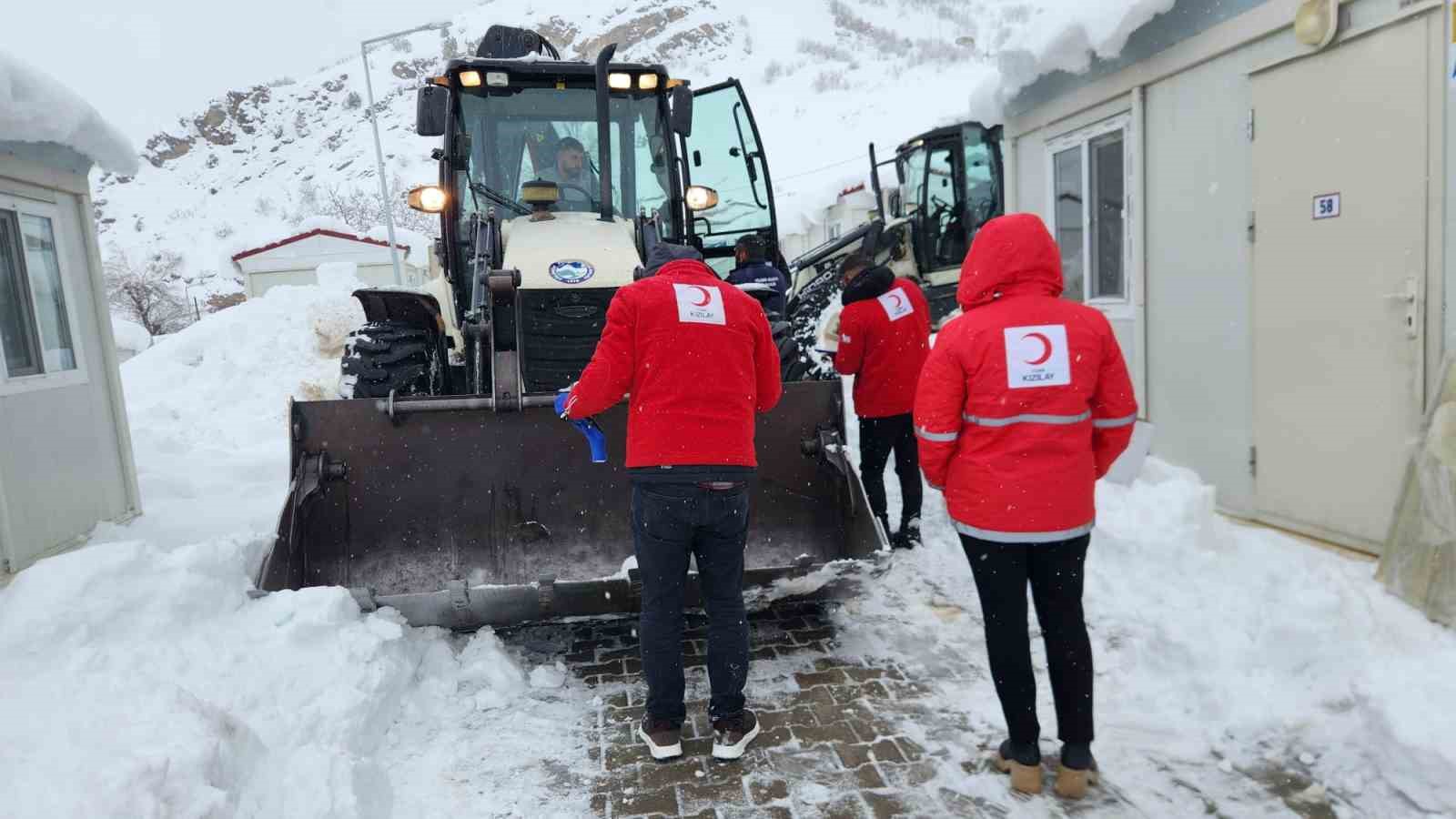 Yolda kalan Kızılay ekibi hasta yatağını kepçeyle ulaştırdı

