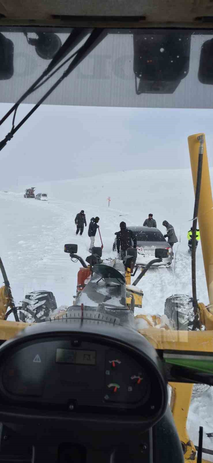 Yolda kalan sürücülerin imdadına karla mücadele ekipleri yetişti
