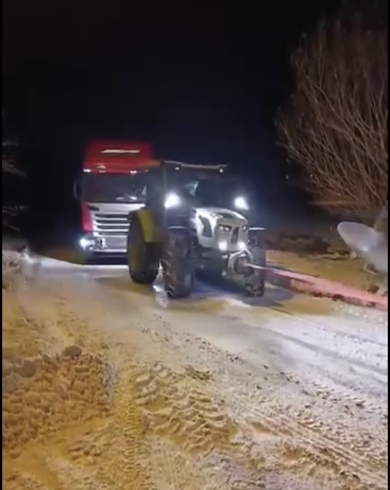 Yolda kalan tır, konvoy halinde çekilerek kurtarıldı
