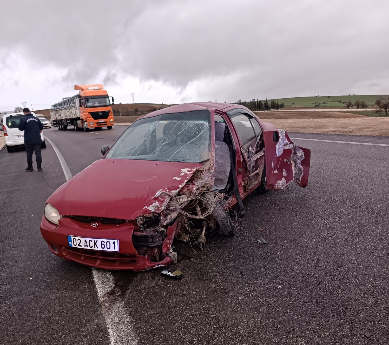 Yolda kayan araç karşı şeride geçerek araçla çarpıştı: 2 yaralı
