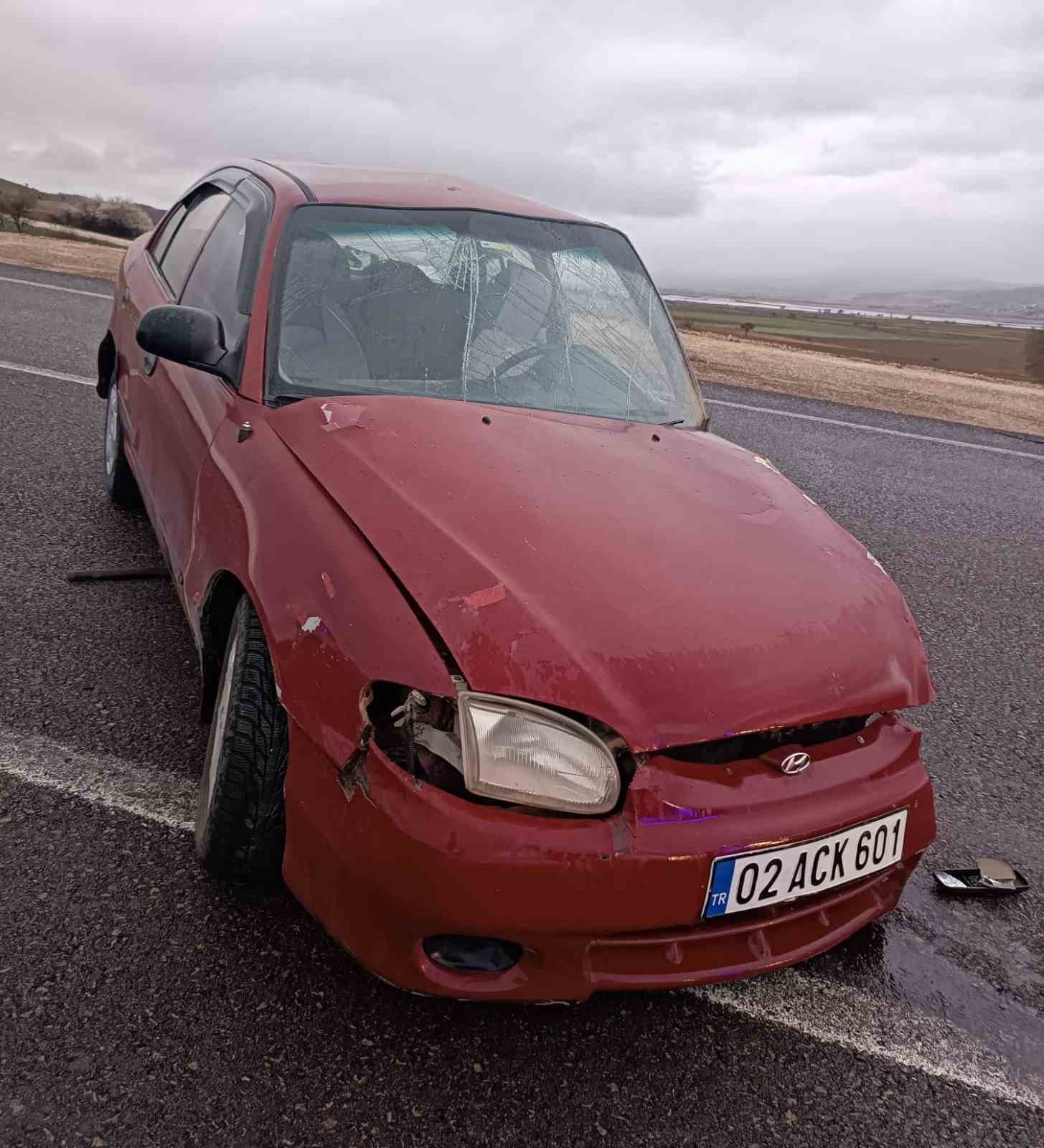 Yolda kayan araç karşı şeride geçerek araçla çarpıştı: 2 yaralı
