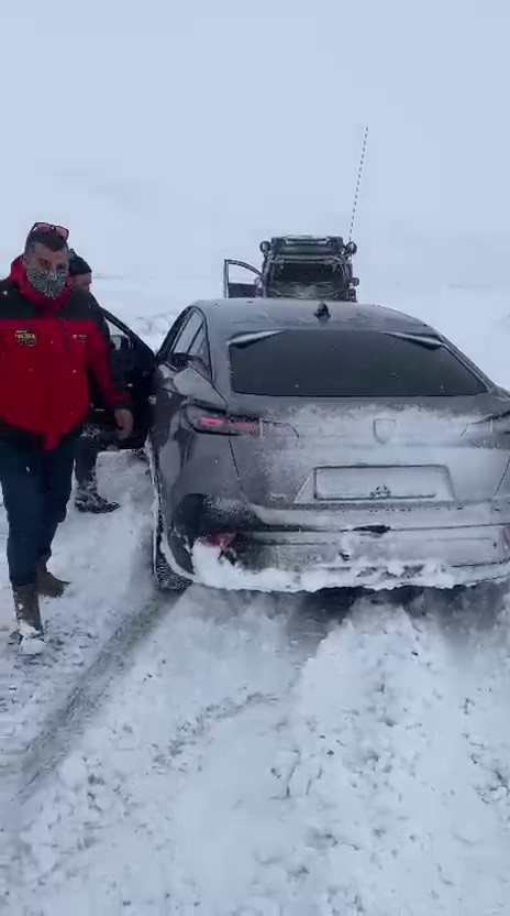 Yolda mahsur kalan sürücünün yardımına Off-Road ekibi yetişti
