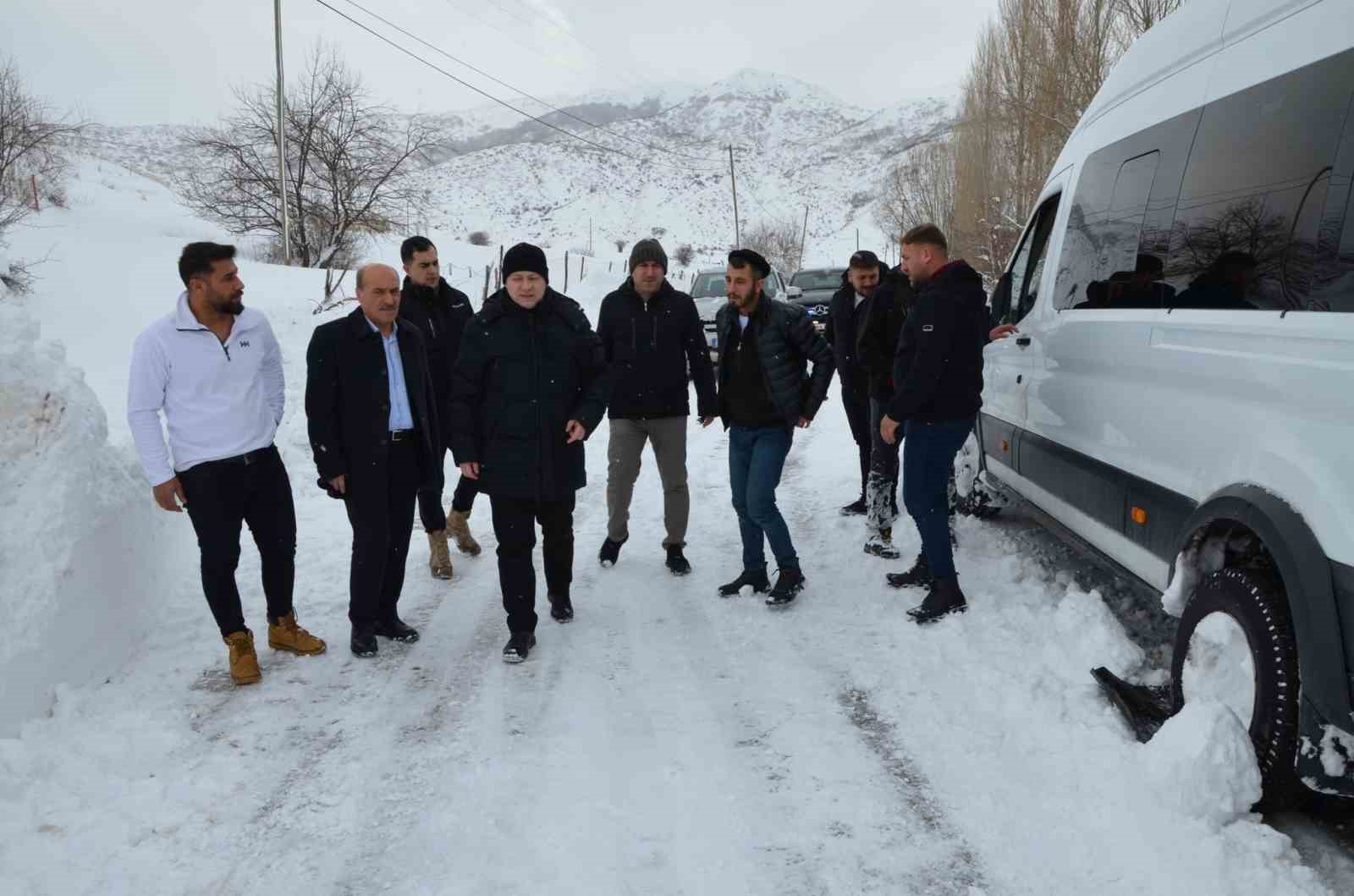 Yolda mahsur kalanların imdadına Kaymakam yetişti
