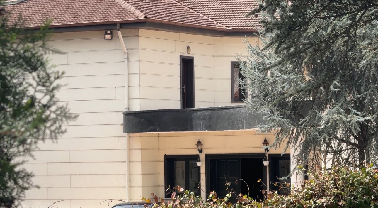 Yolda oluşan çatlaklar valilik konutunu geçici olarak boşalttırıyor
