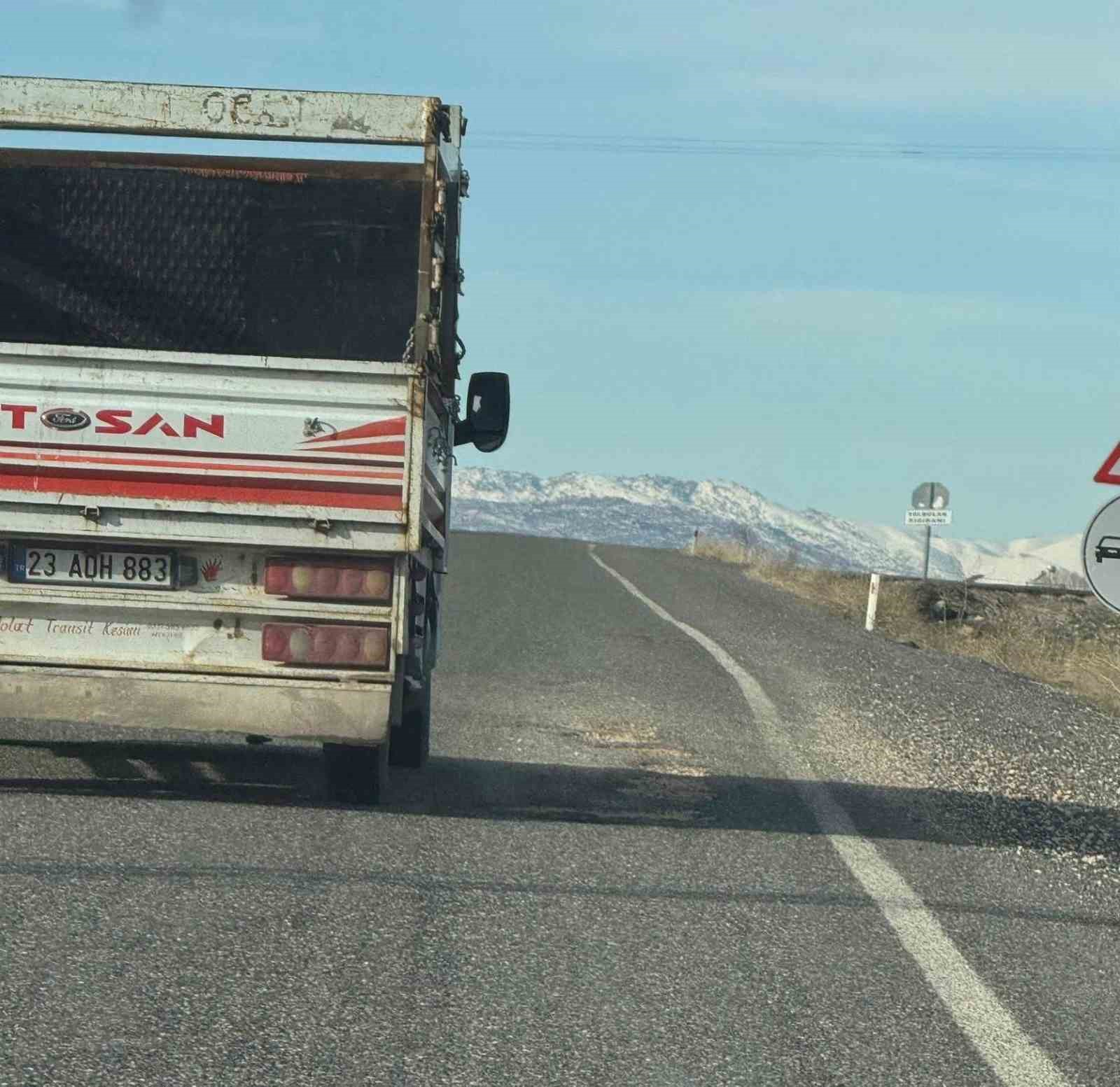 Yolda oluşan çukurlar kazalara davetiye çıkartıyor
