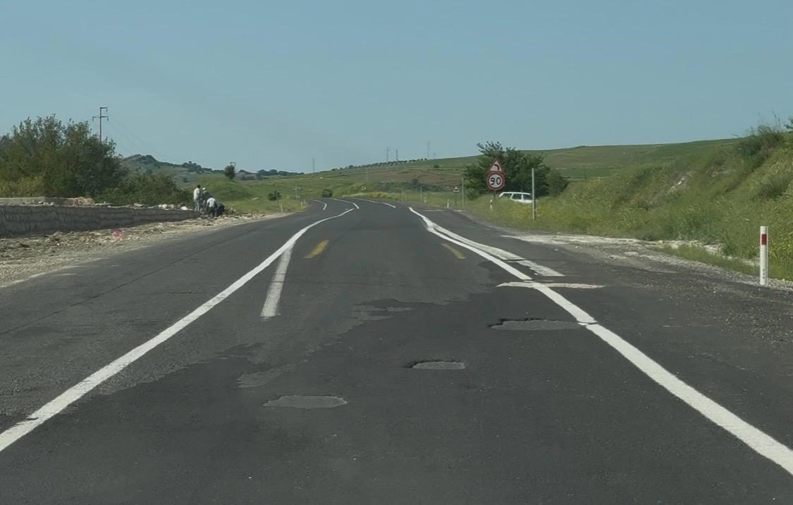 Yolda oluşan çukurlar kazalara davetiye çıkartıyor
