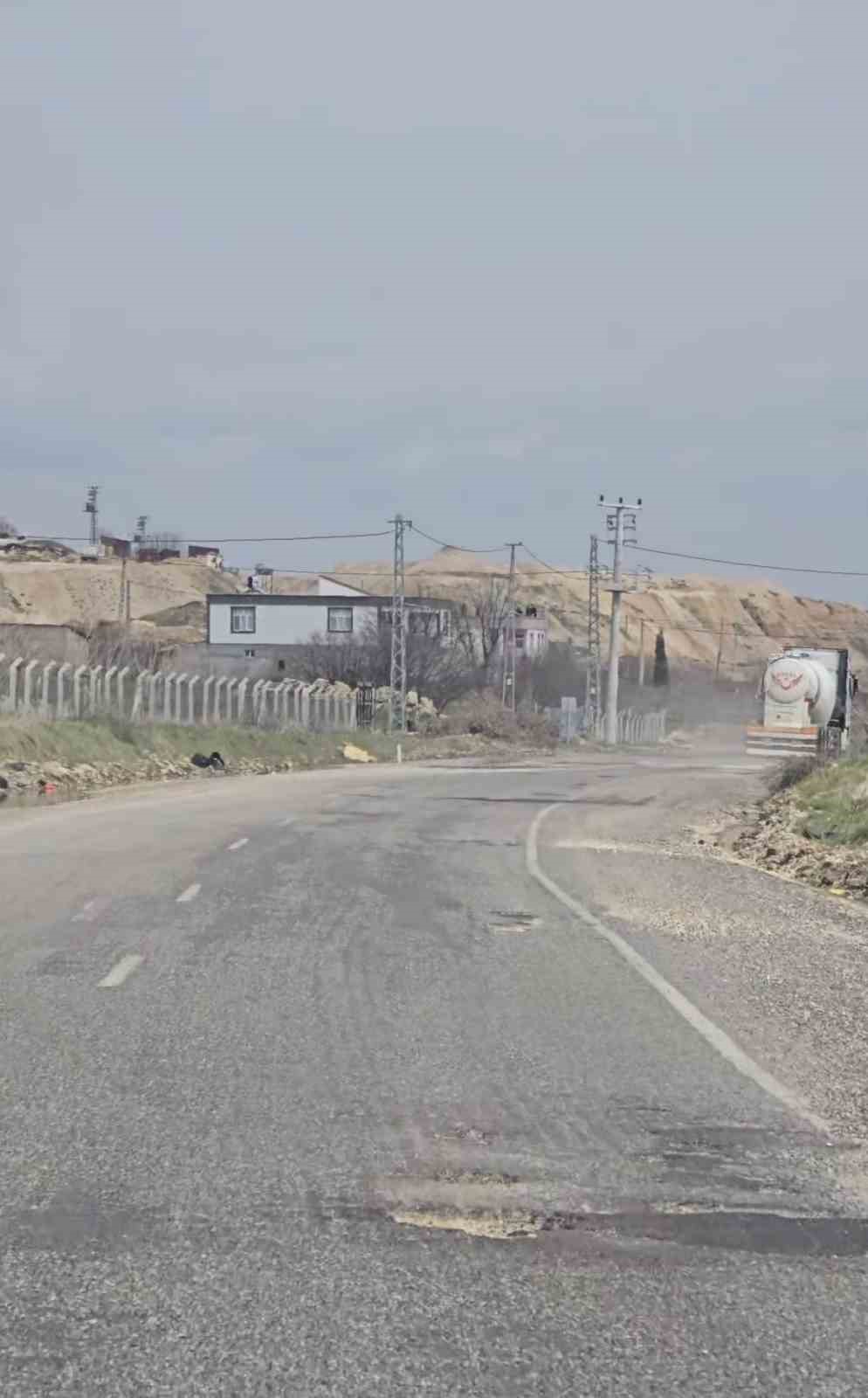 Yolda oluşan çukurlar sürücülere zor anlar yaşattı
