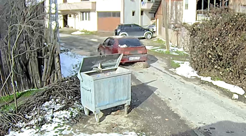 Yolda yatan köpeği ezip, yoluna devam etti
