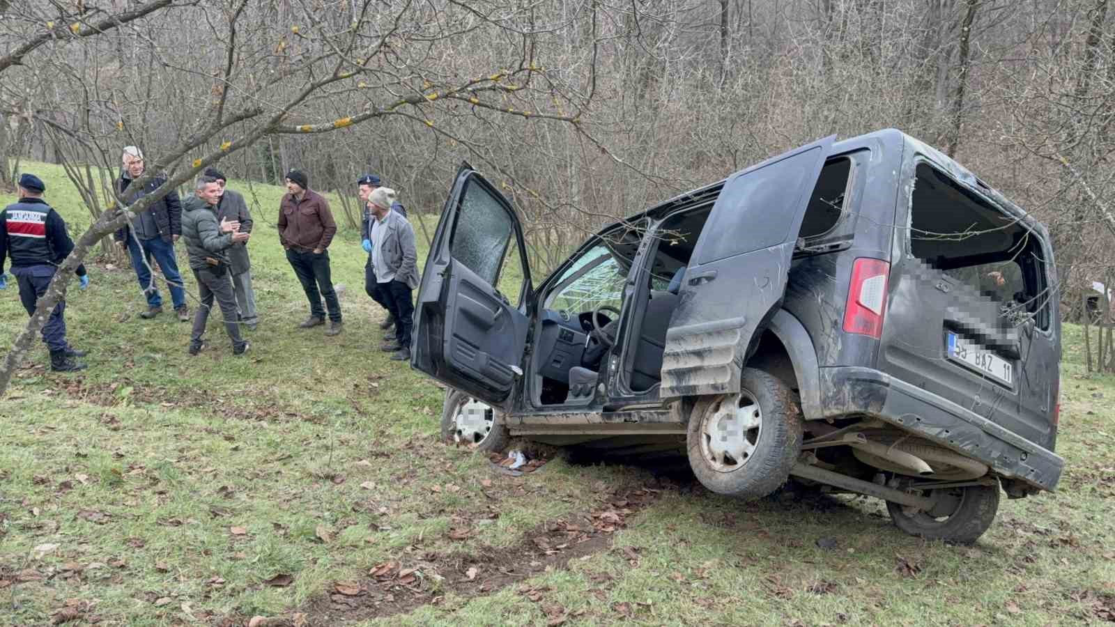 Yoldan çıkan araç 60 metrelik uçuruma yuvarlandı: 1 ölü, 2 yaralı
