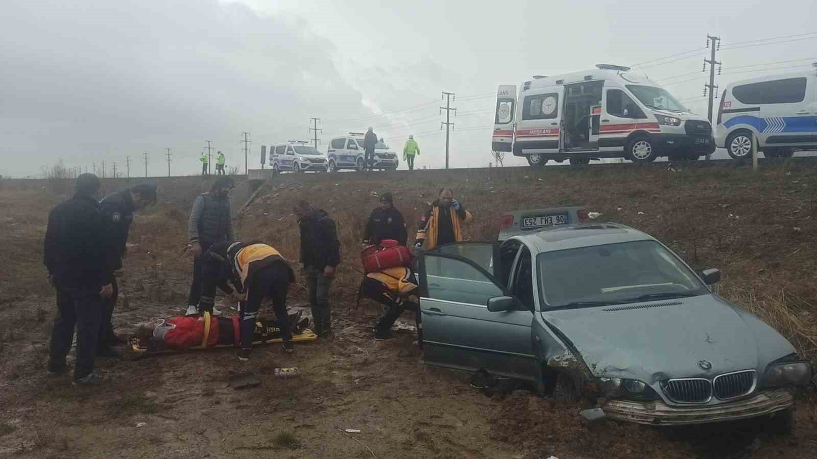 Yoldan çıkan lüks araç şarampole devrildi: 3 yaralı
