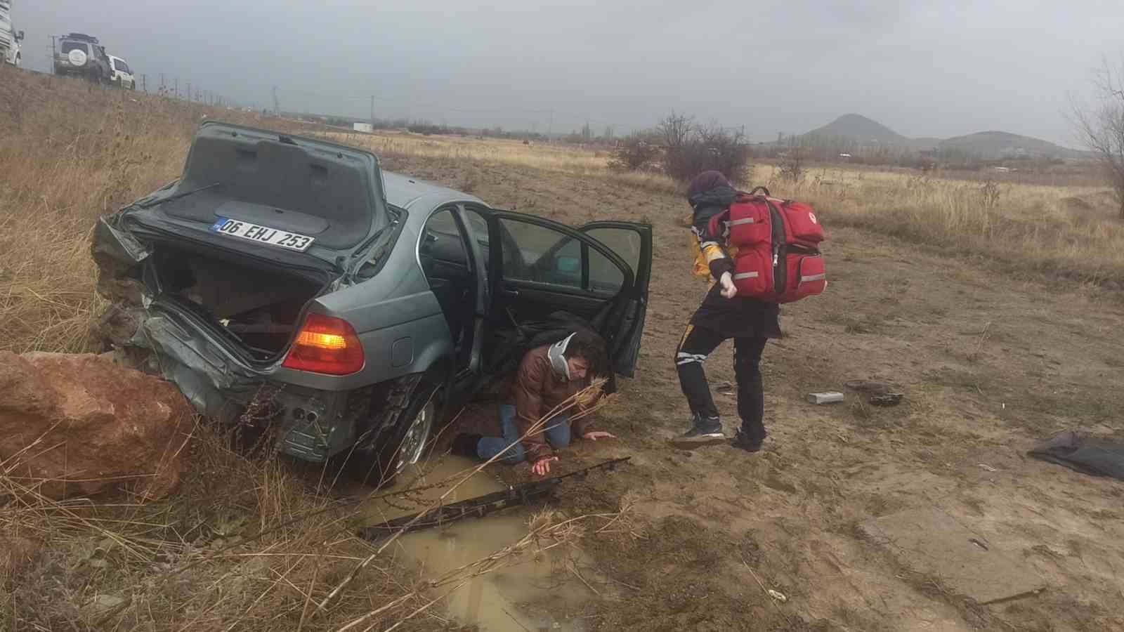Yoldan çıkan lüks araç şarampole devrildi: 3 yaralı
