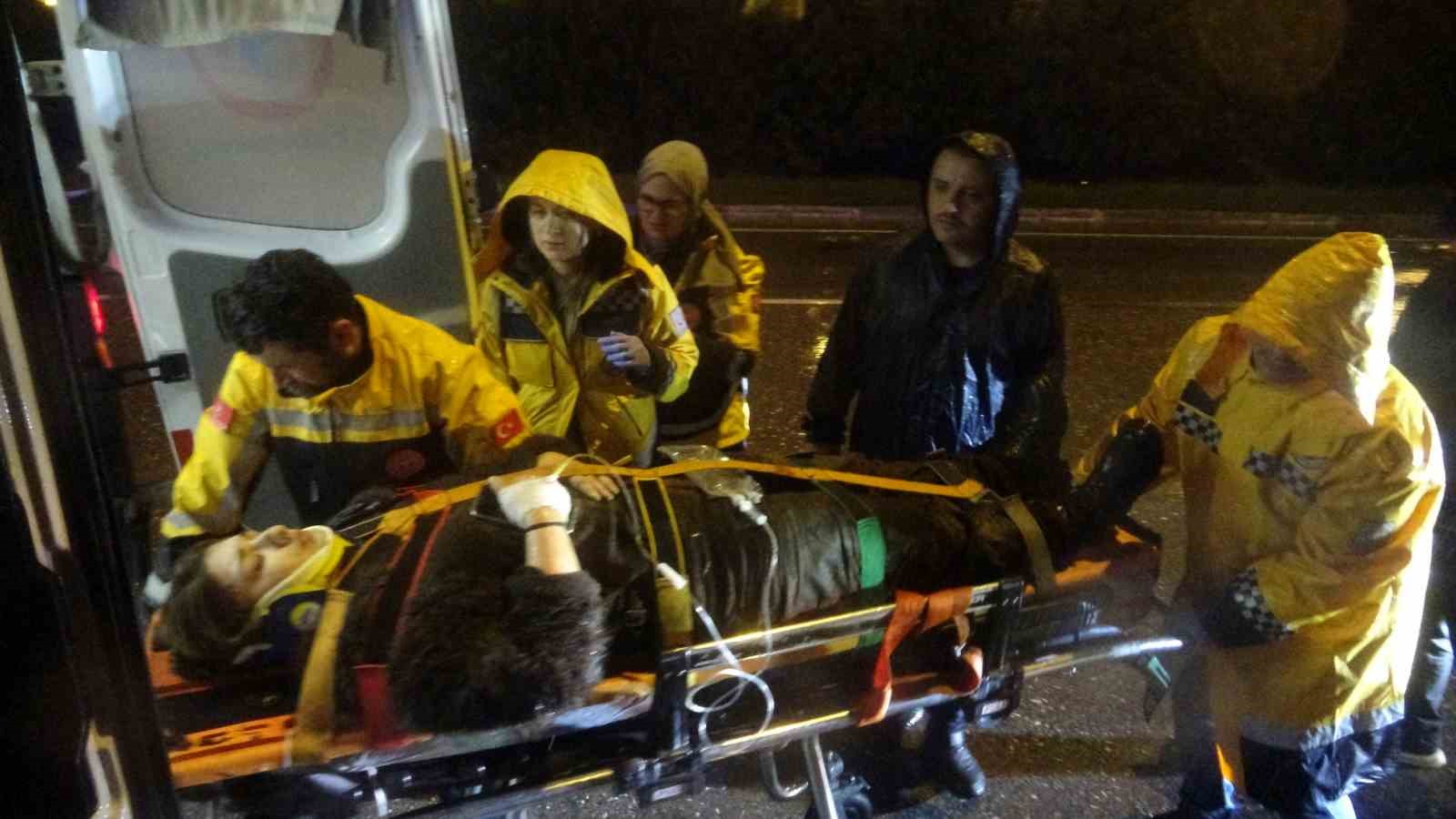 Yoldan çıkan lüks otomobil refüjdeki çukura düştü:3 yaralı
