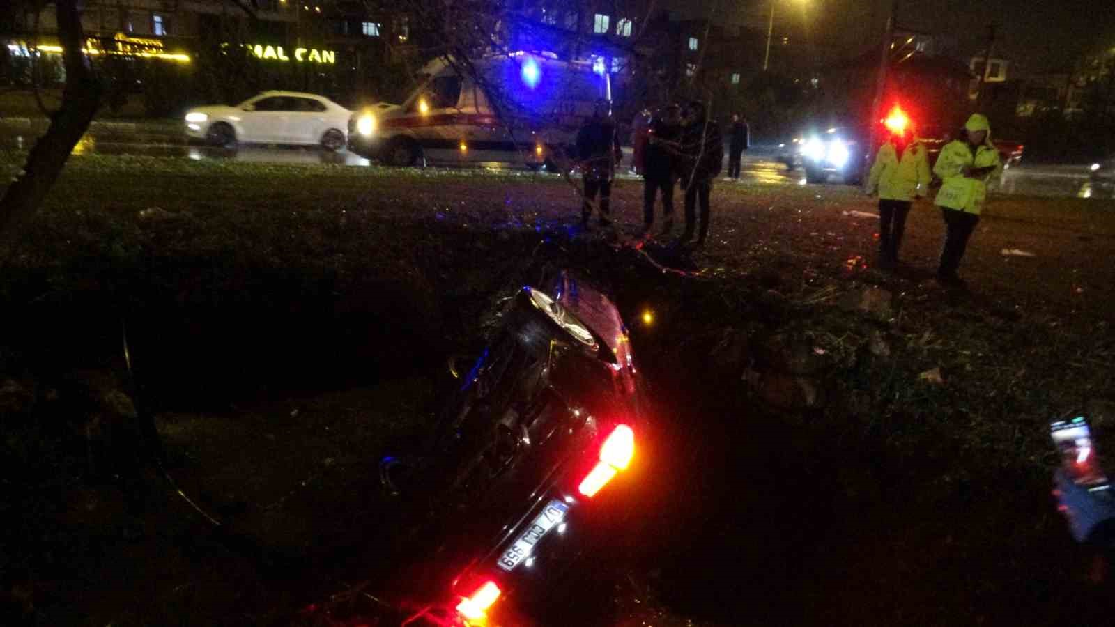 Yoldan çıkan lüks otomobil refüjdeki çukura düştü:3 yaralı
