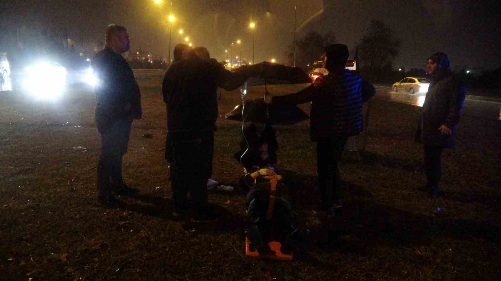 Yoldan çıkan lüks otomobil refüjdeki çukura düştü:3 yaralı
