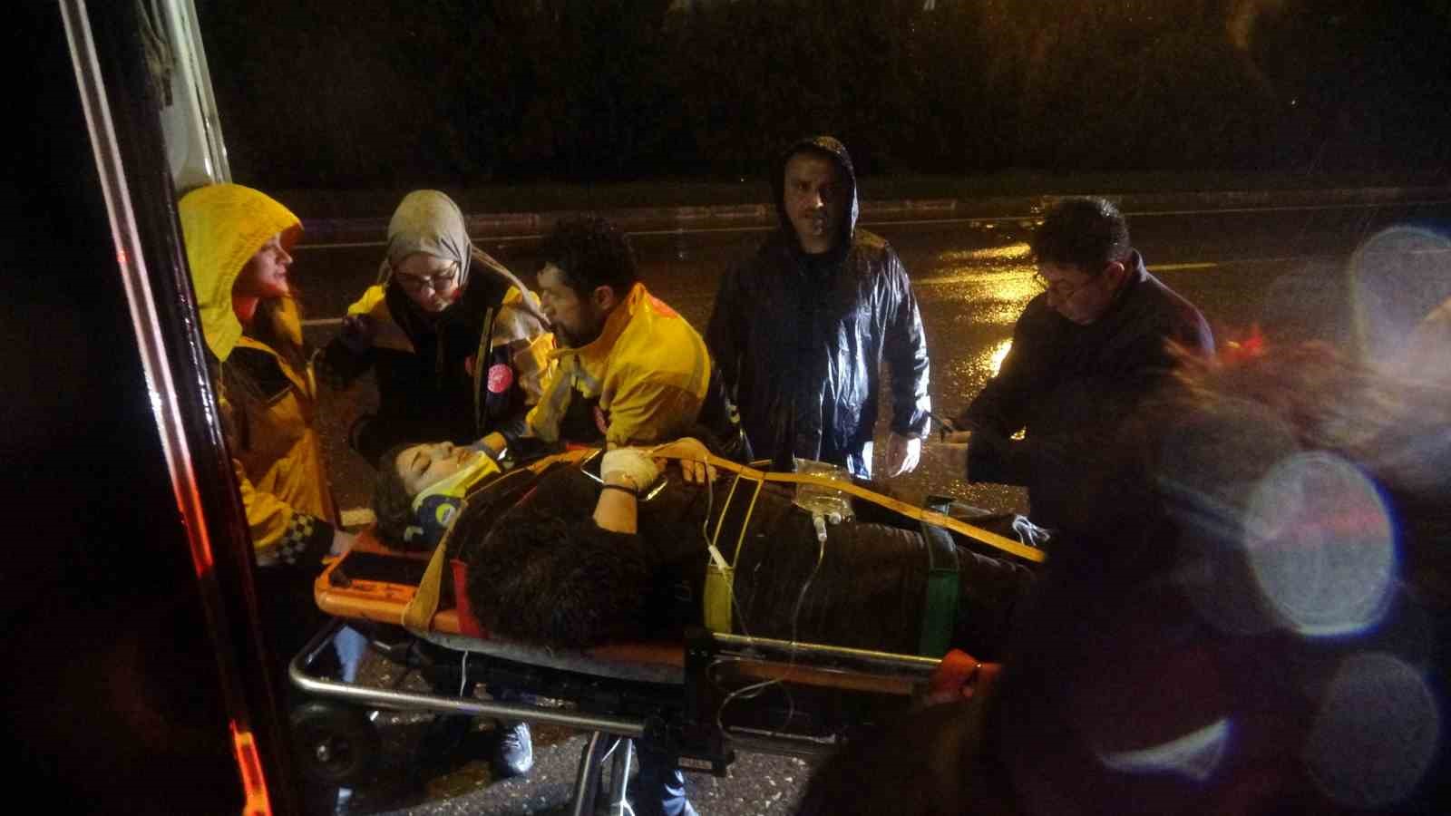 Yoldan çıkan lüks otomobil refüjdeki çukura düştü:3 yaralı
