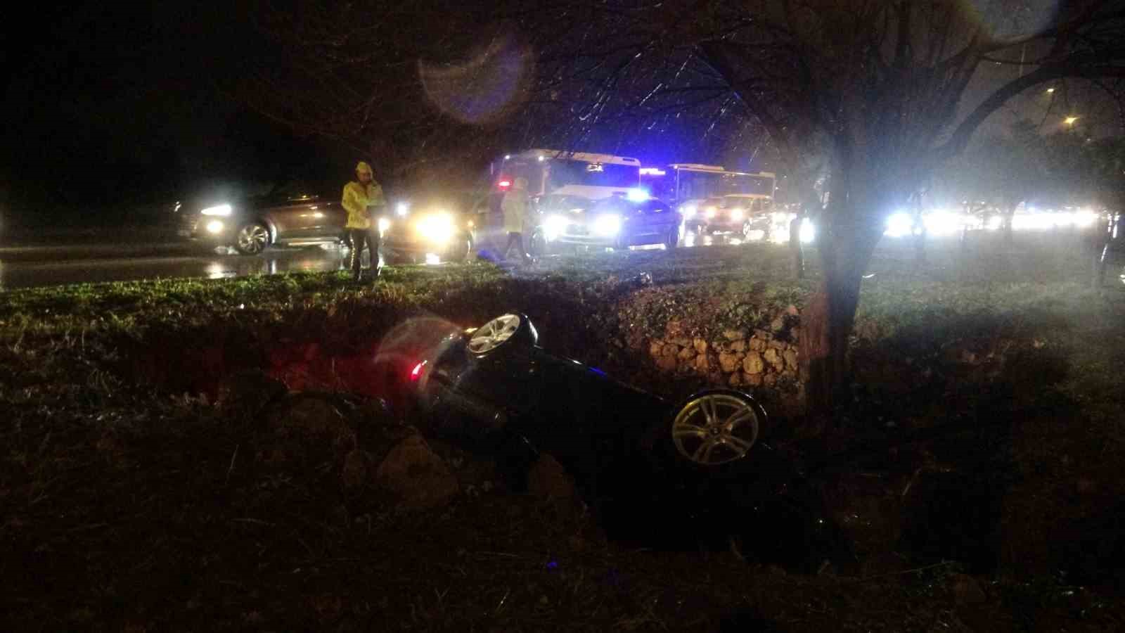 Yoldan çıkan lüks otomobil refüjdeki çukura düştü:3 yaralı
