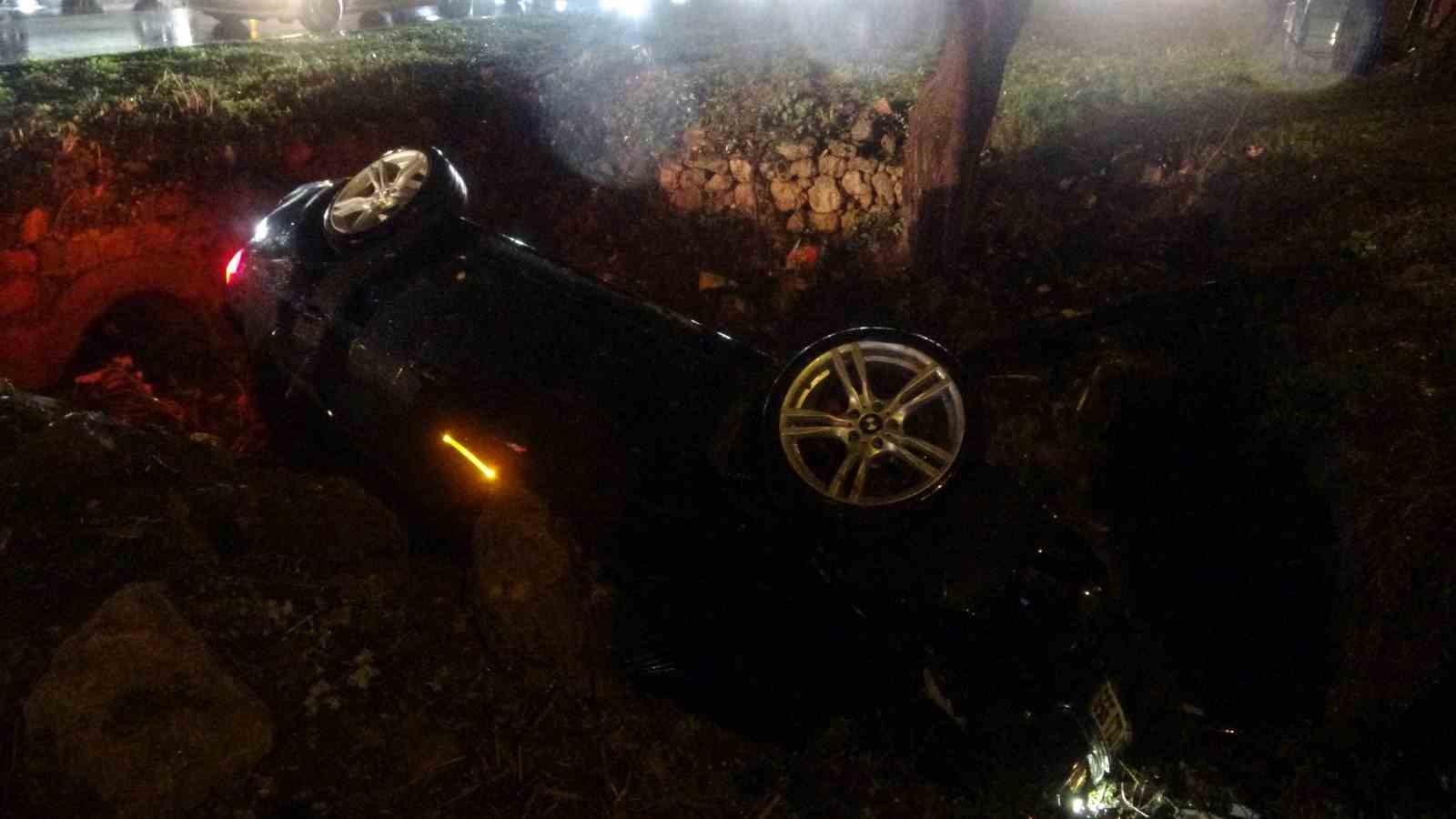 Yoldan çıkan lüks otomobil refüjdeki çukura düştü:3 yaralı
