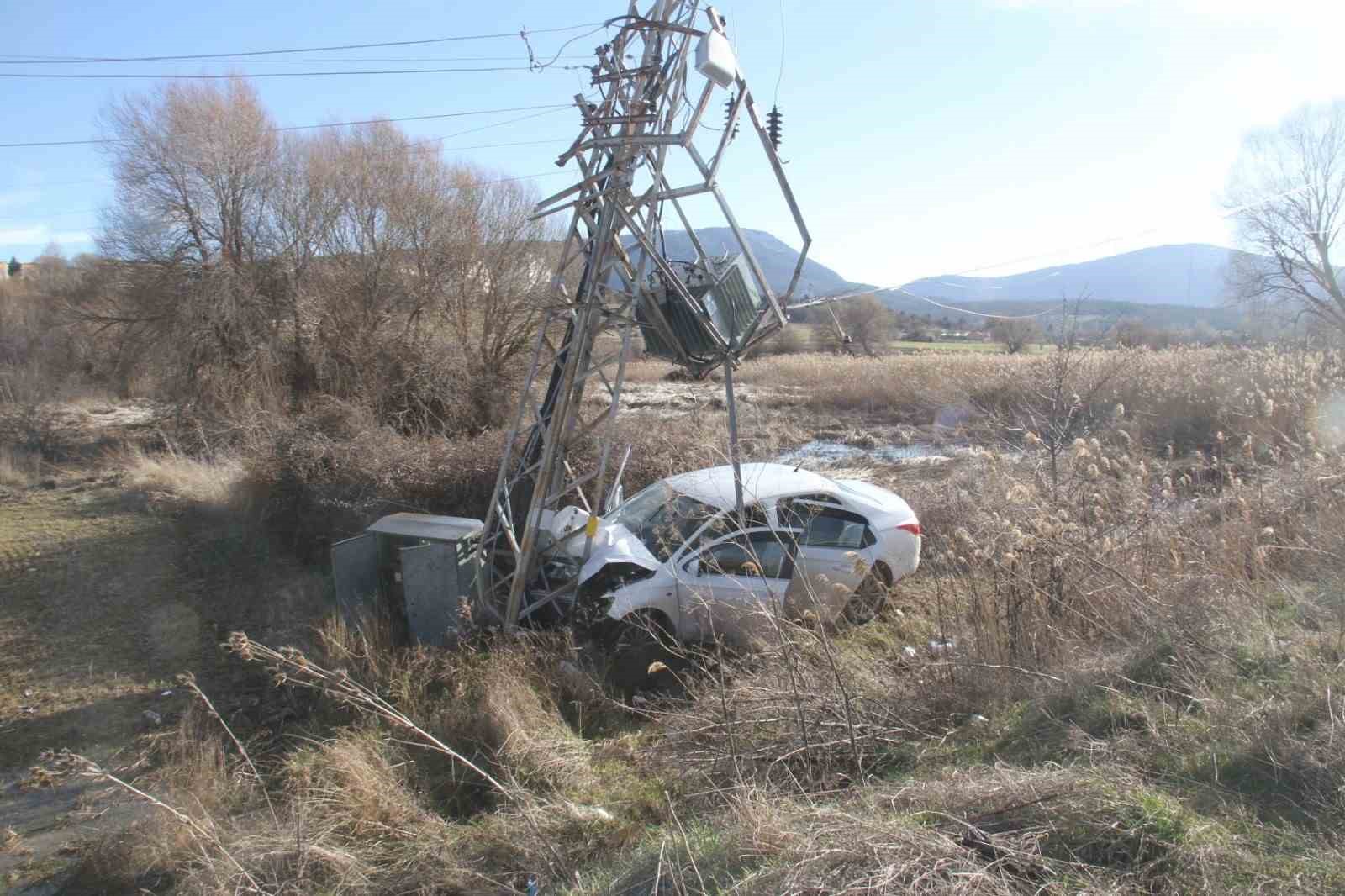 Yoldan çıkan otomobil direğe çarptı: 3 yaralı
