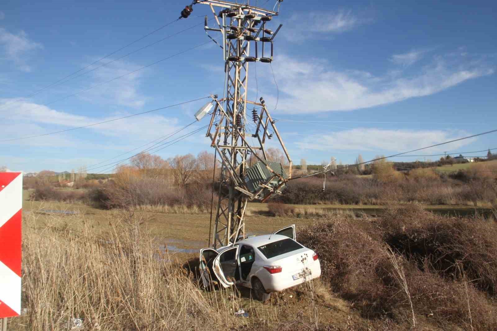 Yoldan çıkan otomobil direğe çarptı: 3 yaralı
