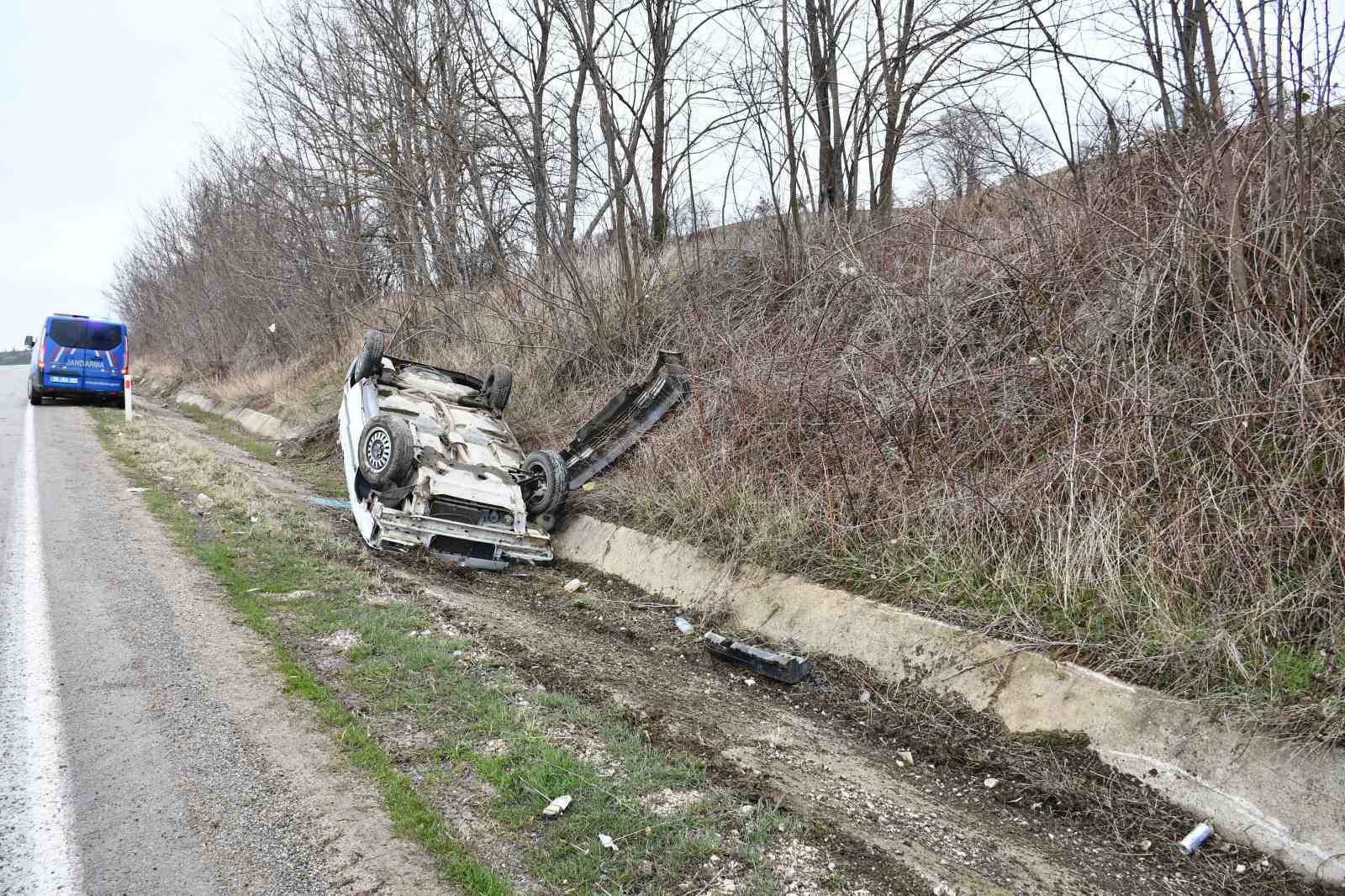 Yoldan çıkan otomobil ters döndü
