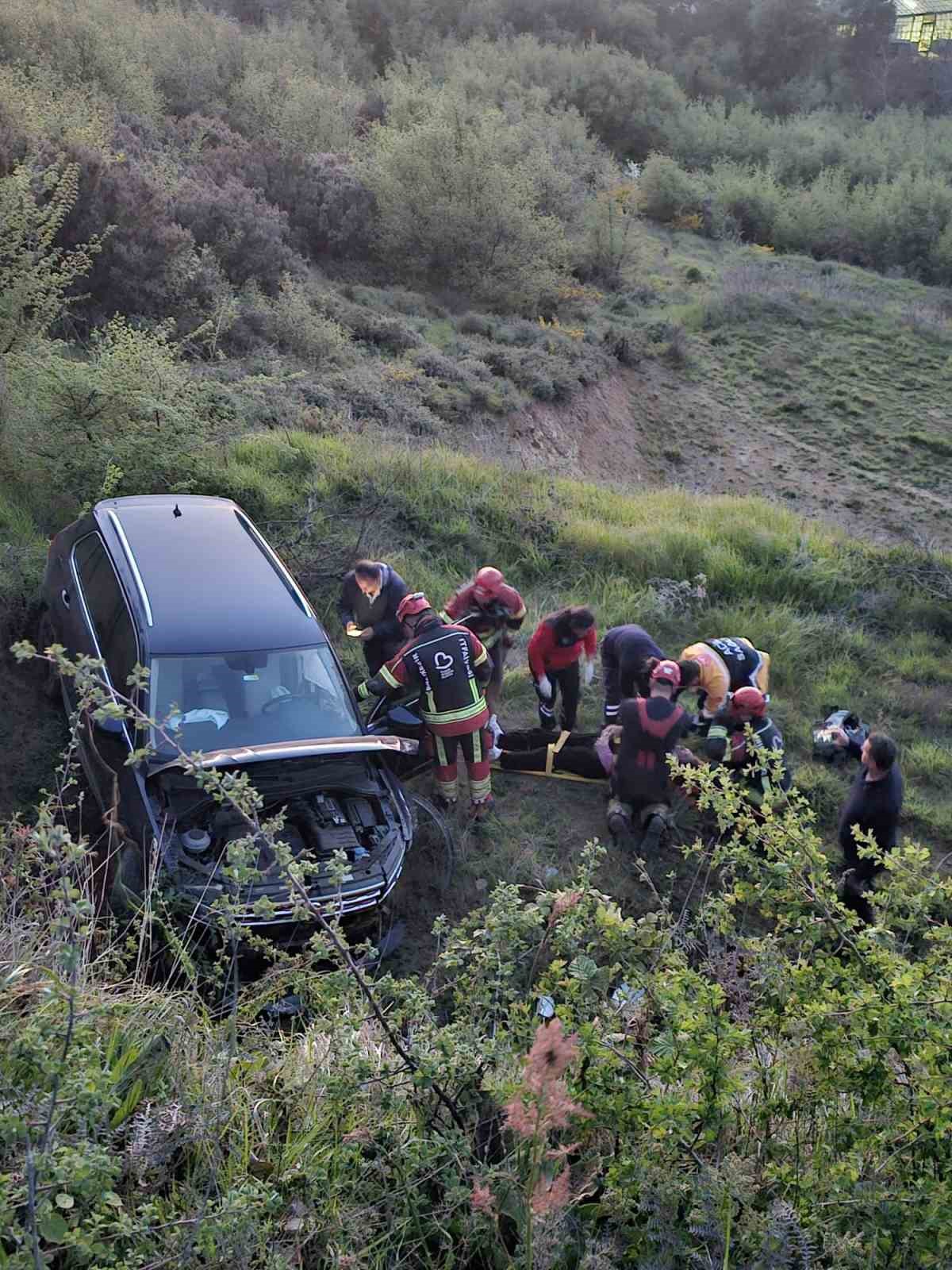 Yoldan çıkan otomobilin sürücüsü, tarlaya uçtu

