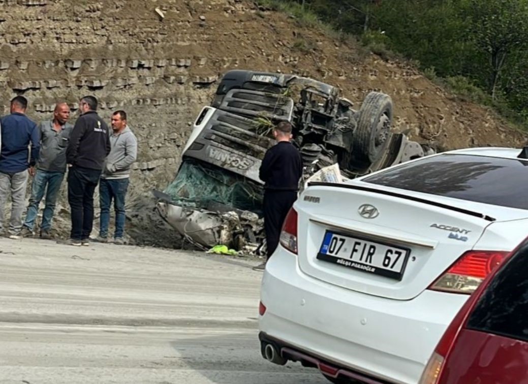 Yoldan çıkan tır hurdaya döndü: 1 yaralı

