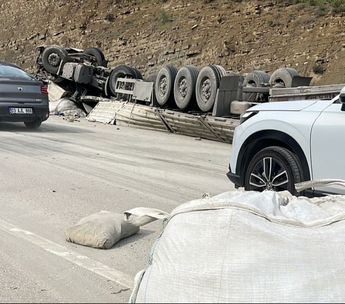 Yoldan çıkan tır hurdaya döndü: 1 yaralı
