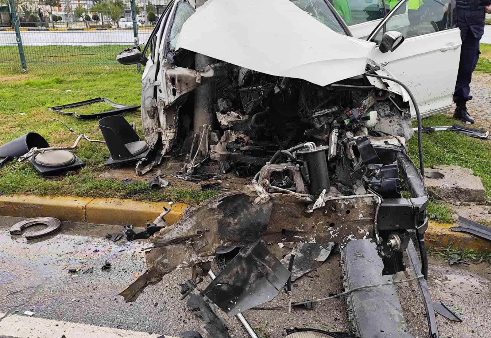 Yoldan çıkıp sinyalizasyon direğine çarpan otomobil parçalandı: 1 yaralı
