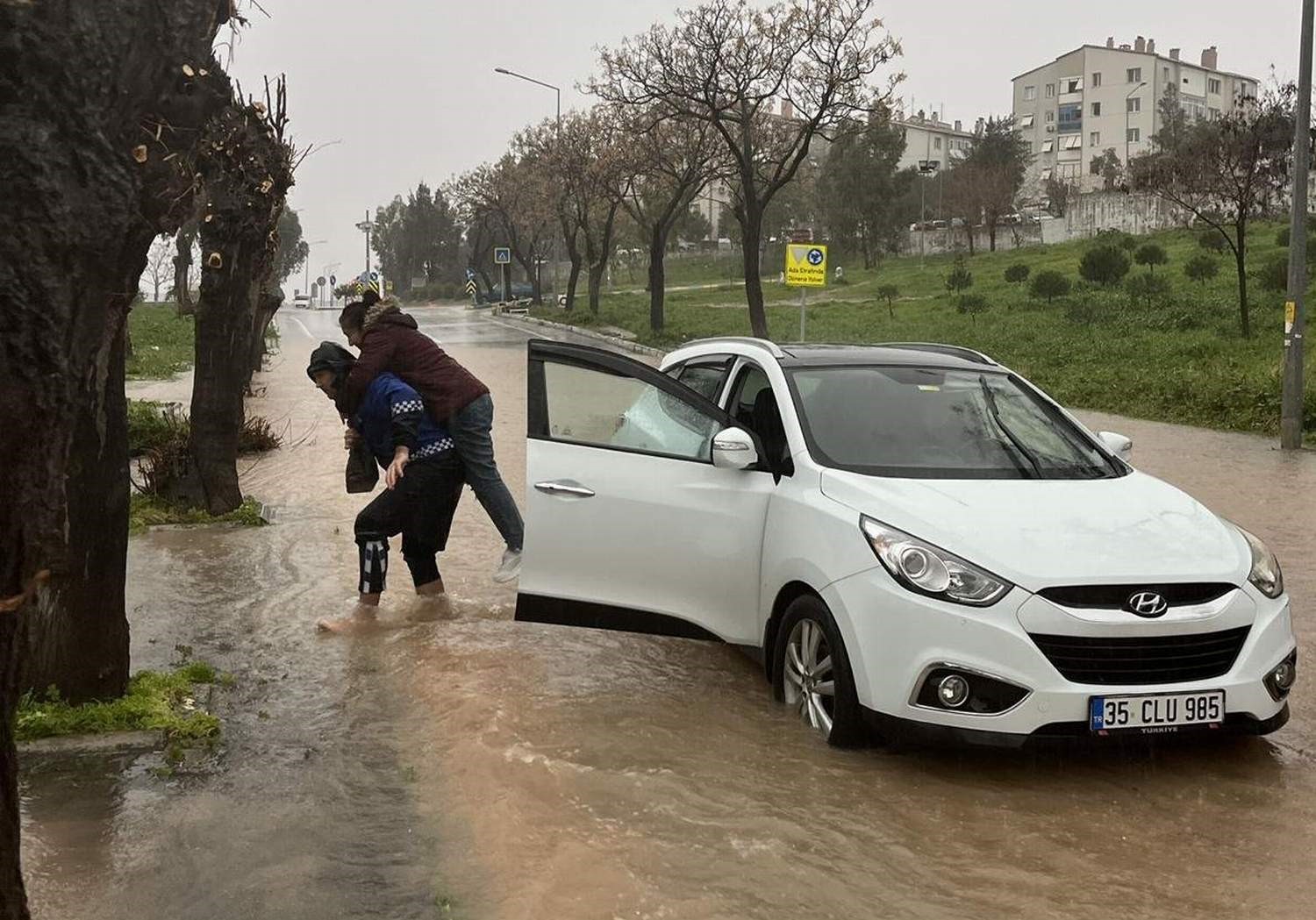 Yollar göle döndü, mahsur kalanları zabıta sırtında taşıdı
