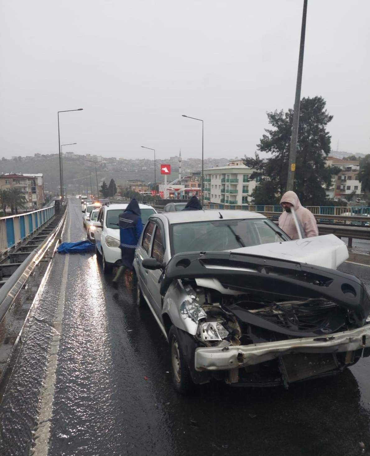 Yollar göle döndü, mahsur kalanları zabıta sırtında taşıdı
