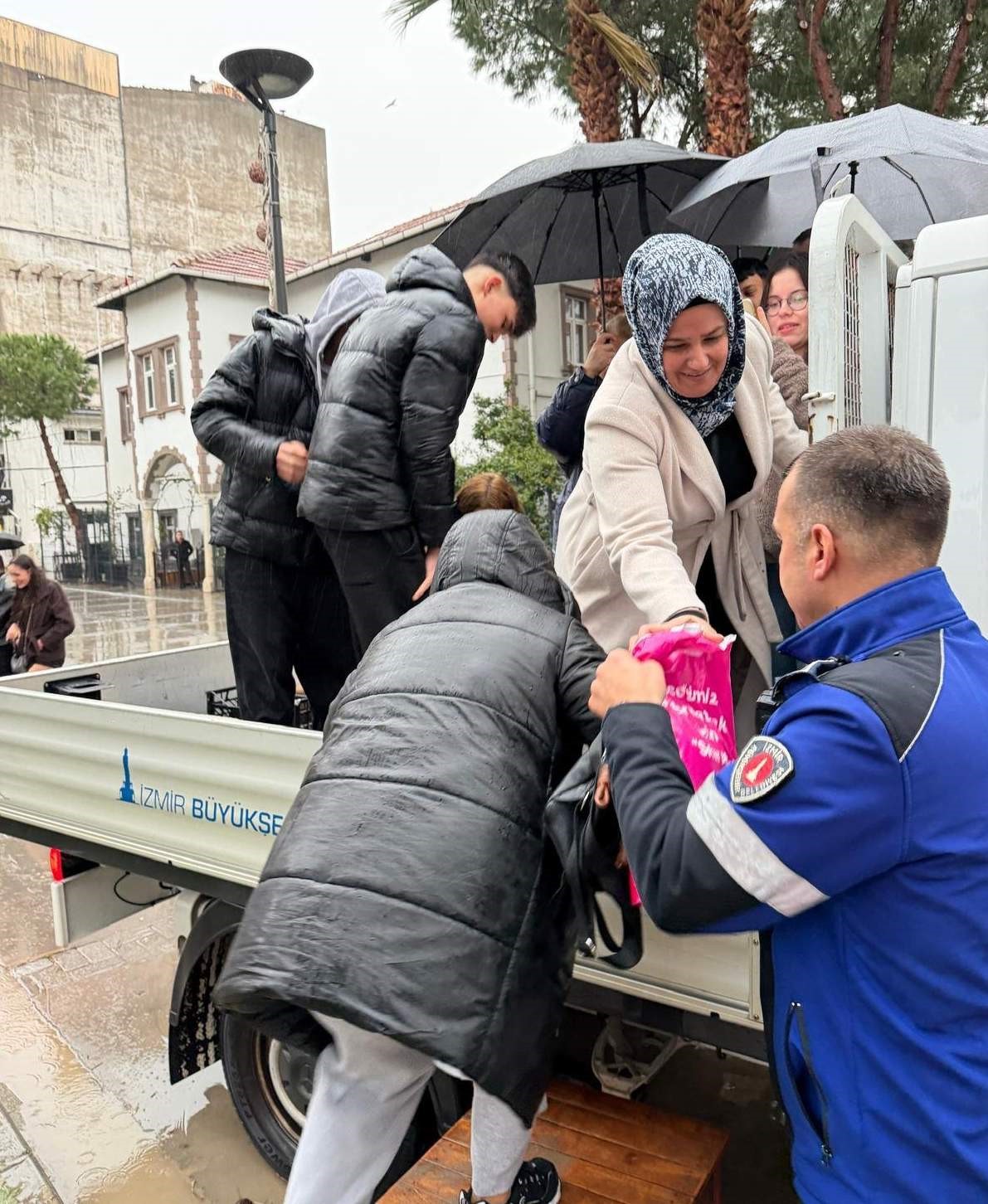 Yollar göle döndü, mahsur kalanları zabıta sırtında taşıdı
