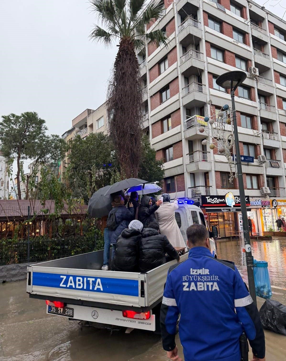 Yollar göle döndü, mahsur kalanları zabıta sırtında taşıdı
