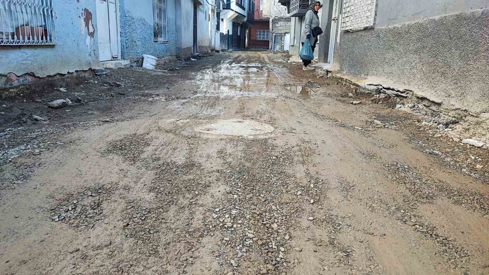 Yollar köstebek yuvasına döndü, mahalleli isyan etti
