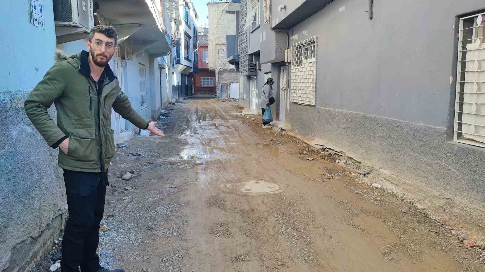 Yollar köstebek yuvasına döndü, mahalleli isyan etti
