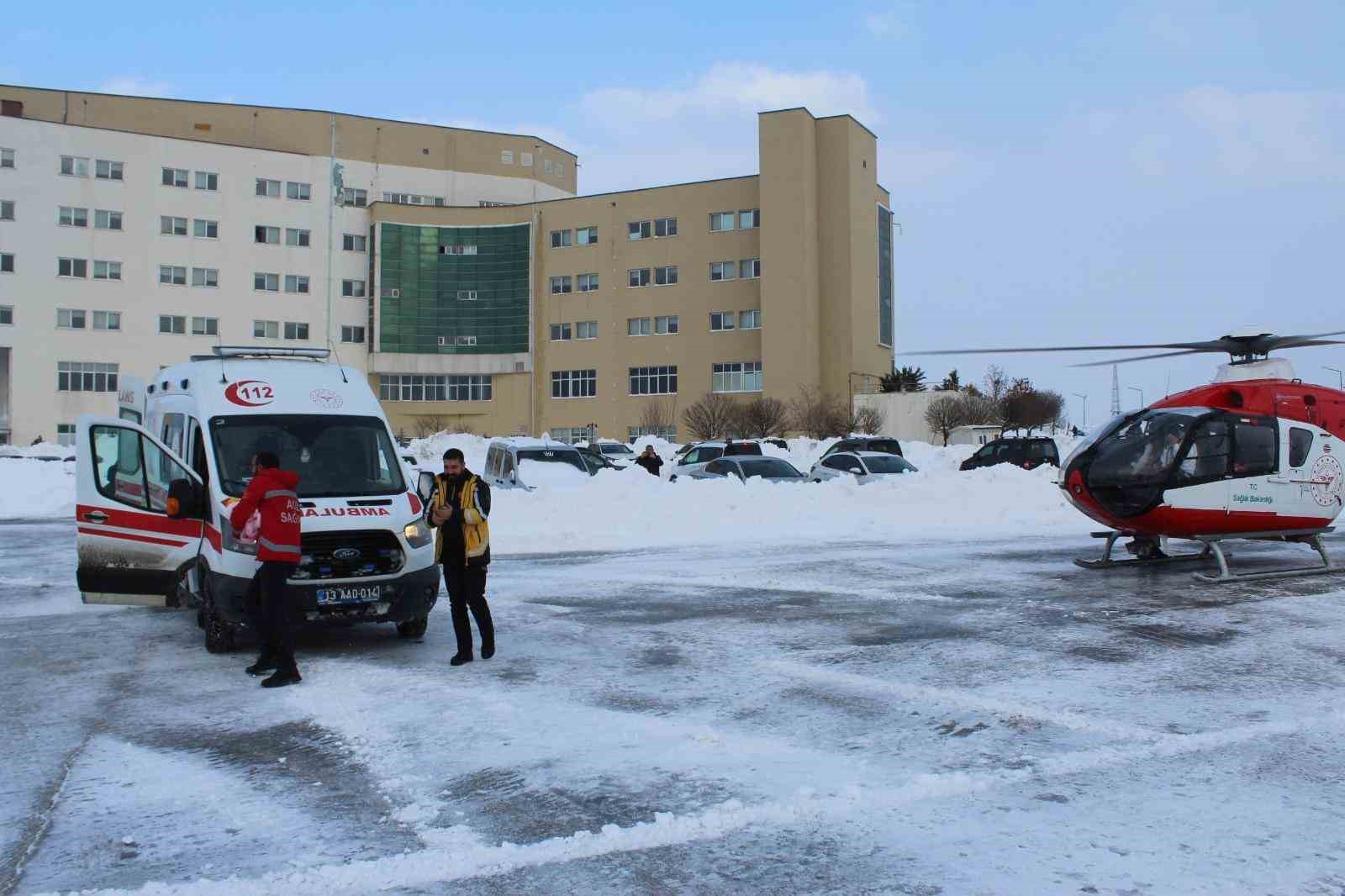 Yolu kapalı köyde rahatsızlanan anne ve bebeği ambulans helikopterle kurtarıldı
