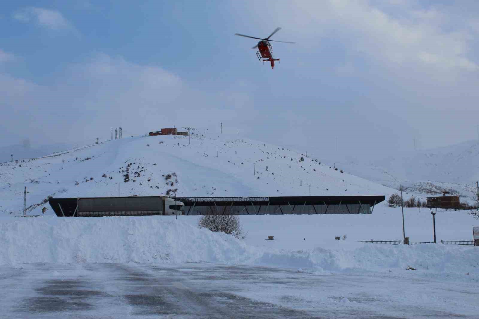Yolu kapalı köyde rahatsızlanan anne ve bebeği ambulans helikopterle kurtarıldı
