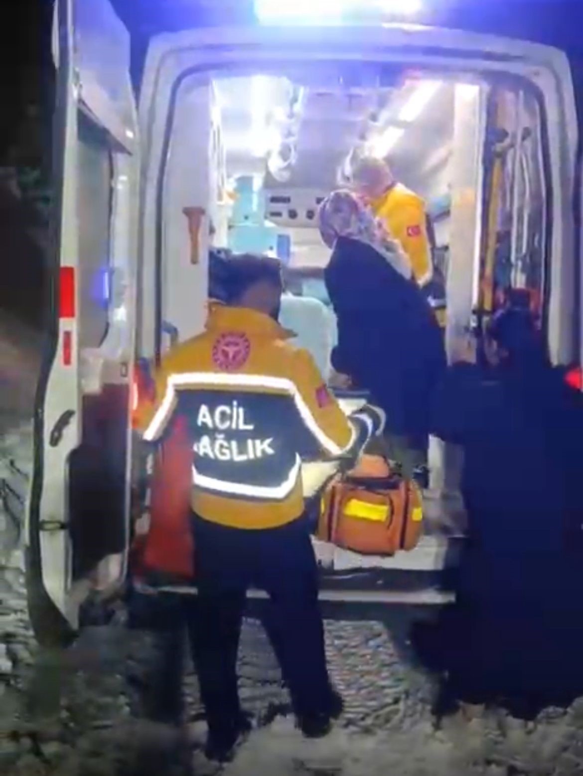 Yolu kapanan köyde doğum sancısı tutan kadın 2 saat süren çalışmayla hastaneye ulaştırıldı
