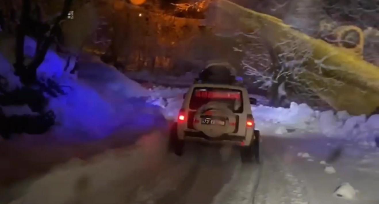 Yolu kapanan köyde ’hasta kurtarma operasyonu’
