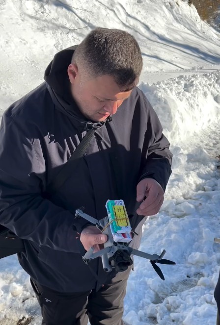 Yolu kapanan köydeki yaşlı adamın ilaçları dronla ulaştırıldı
