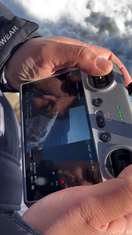 Yolu kapanan köydeki yaşlı adamın ilaçları dronla ulaştırıldı
