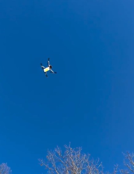 Yolu kapanan köydeki yaşlı adamın ilaçları dronla ulaştırıldı
