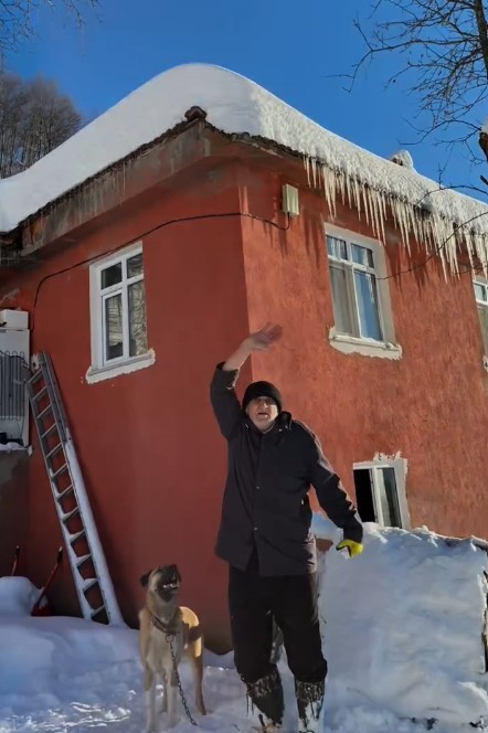 Yolu kapanan köydeki yaşlı adamın ilaçları dronla ulaştırıldı
