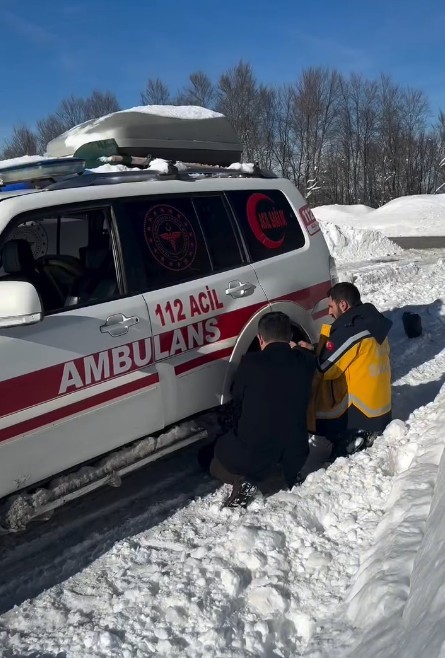 Yolu kapanan köydeki yaşlı adamın ilaçları dronla ulaştırıldı
