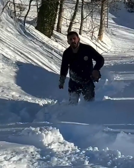 Yolu kapanan köydeki yaşlı adamın ilaçları dronla ulaştırıldı
