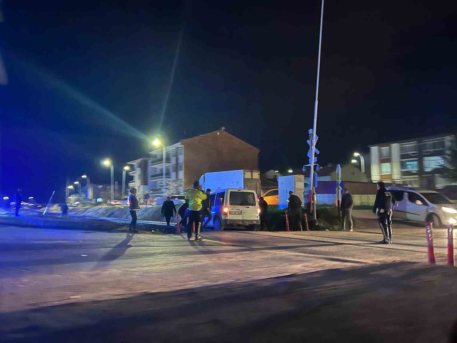 Yolu karıştırıp tren raylarına giren sürücünün tehlikeli anları
