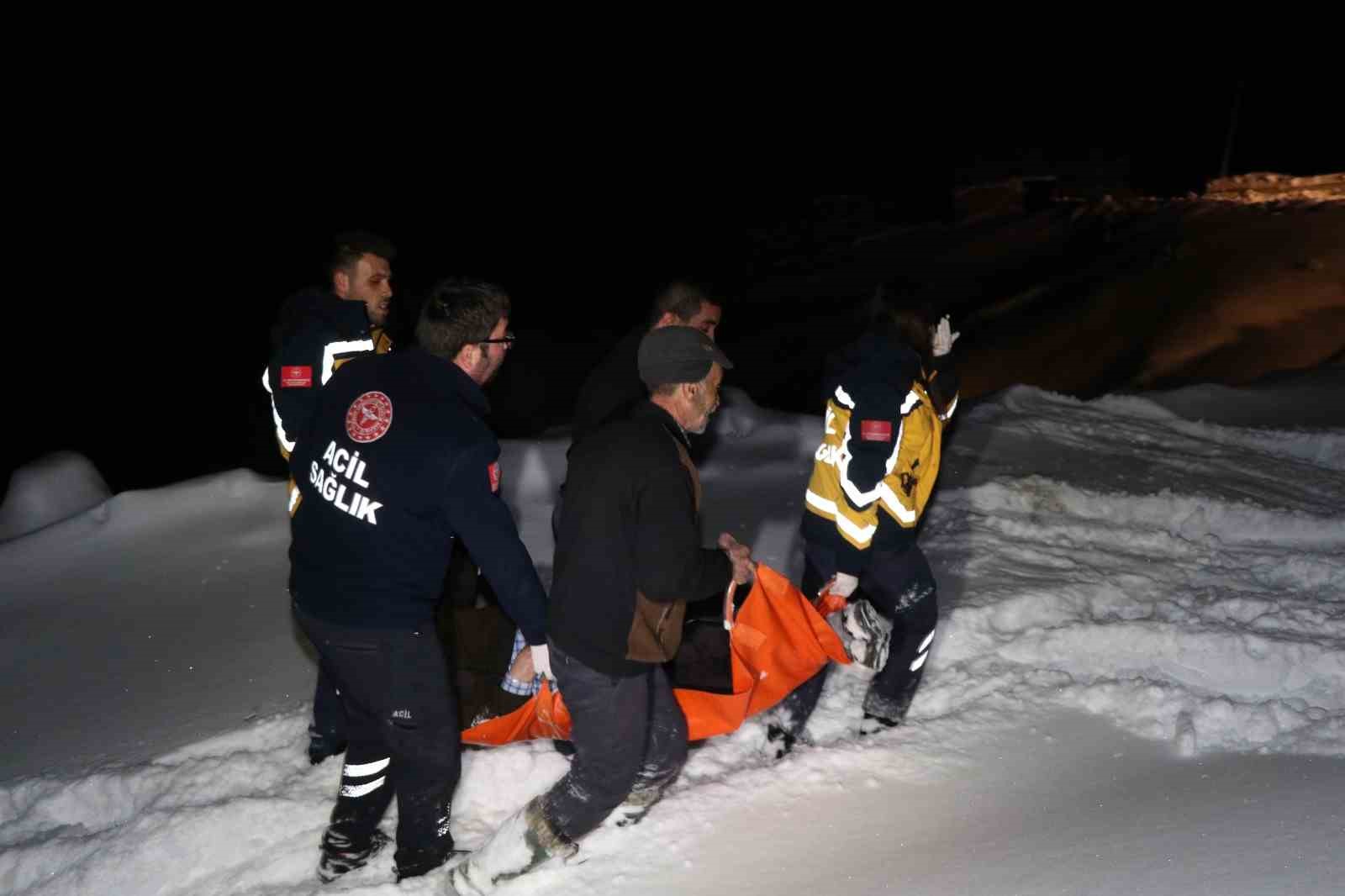 Yolu karla kapanan ve elektrikleri kesik olan köyde oksijensiz kalan hastanın imdadına yetiştiler
