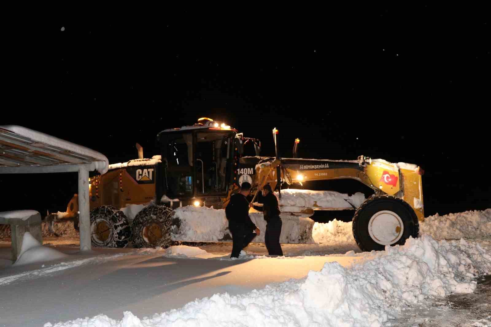 Yolu karla kapanan ve elektrikleri kesik olan köyde oksijensiz kalan hastanın imdadına yetiştiler
