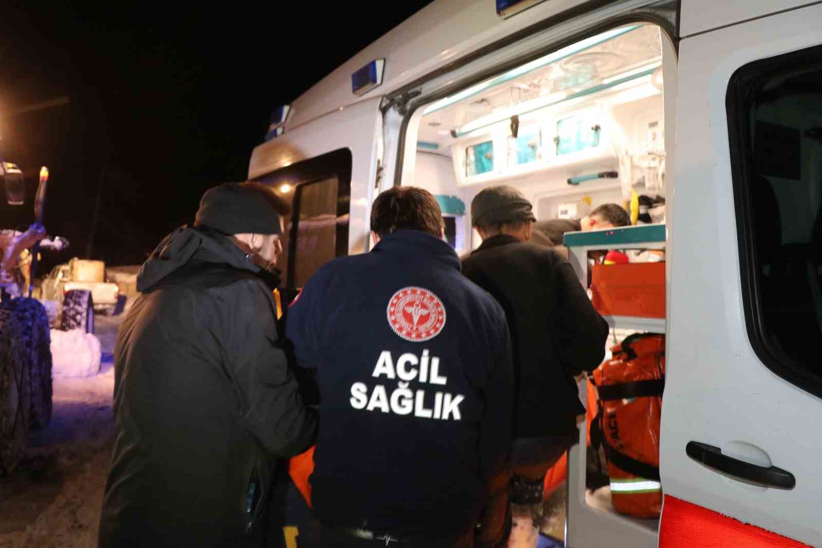 Yolu karla kapanan ve elektrikleri kesik olan köyde oksijensiz kalan hastanın imdadına yetiştiler
