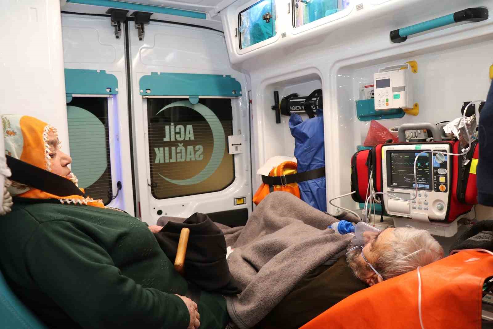 Yolu karla kapanan ve elektrikleri kesik olan köyde oksijensiz kalan hastanın imdadına yetiştiler
